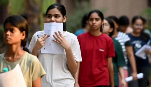 நீட் பிரச்னை : ஆயிரக்கணக்கான இந்திய மருத்துவ மாணவர்கள் வெளிநாடுகளை நாடுவது ஏன்?