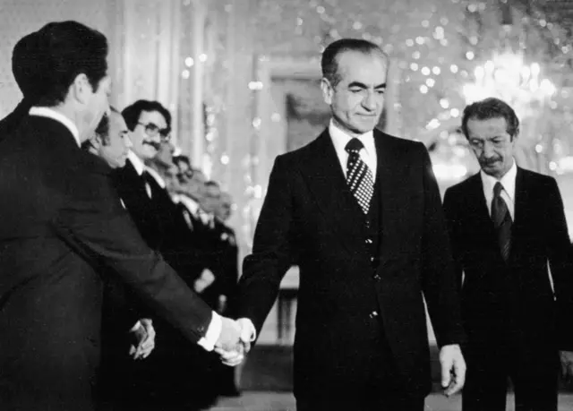منتقدان آقای قطبی هم چنین به نقش او در  نخست وزیری شاپور بختیار اشاره می‌کنند
