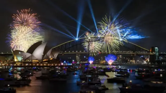 Sydney'de 2026 yılına girerken havai fişek gösterisi.