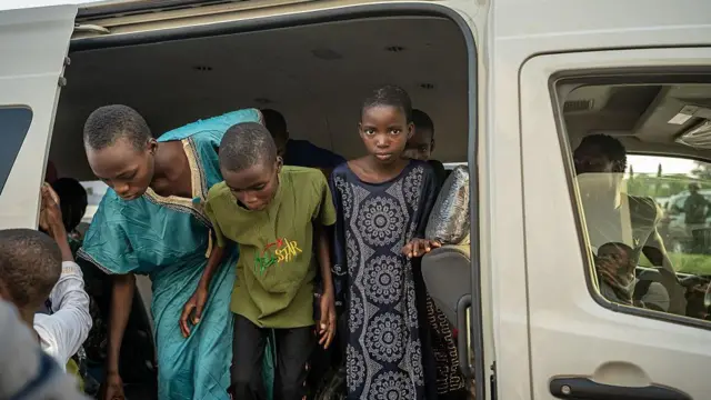 अपहरणकर्ताओं के चंगुल से छूटने के बाद सुरक्षित जगह पहुंचकर मिनी वैन से उतरते स्कूली बच्चे