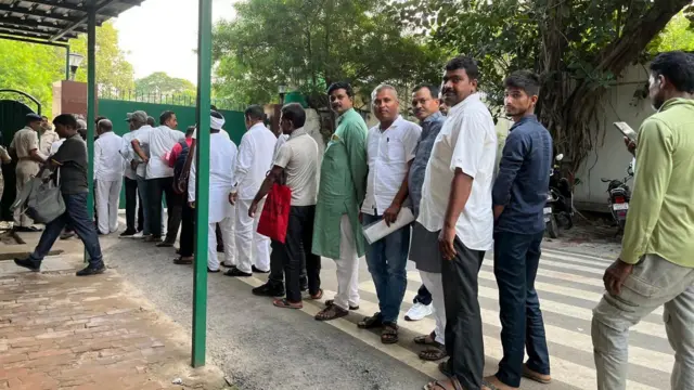 लालू यादव आरजेडी कार्यकर्ताओं और आम लोगों से शाम को मिलते हैं. 