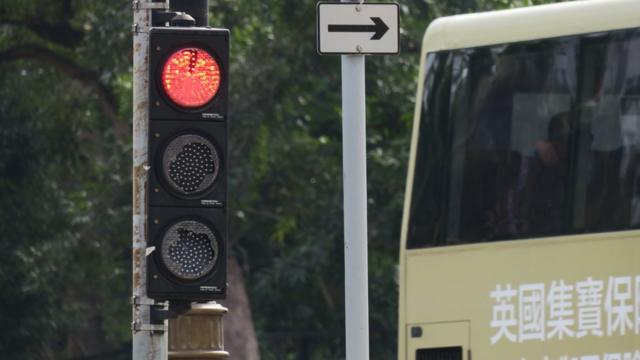 香港新界沙田乡事会路与源禾路交界一组被砸的交通灯（6/1/2020）