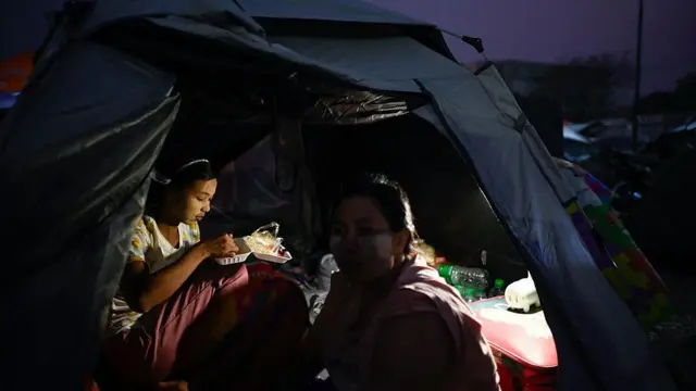 ငလျင်ကြောင့် မတ်လ ၃၁ ရက်မှာ ယာယီတဲမှာ ခုလှုံနေကြတဲ့ မန္တလေးဒေသခံတွေ 