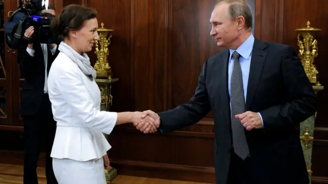 Уполномоченный при президенте по правам ребенка Анна Кузнецова (на снимке с президентом Путиным) уже говорила, что отмена закона возможна