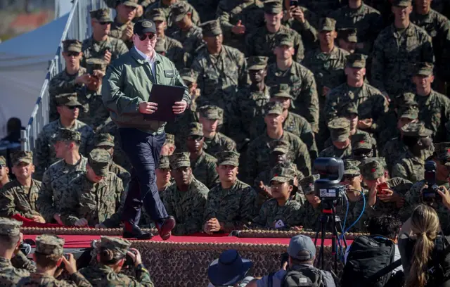 John Phelan, Menteri Angkatan Laut AS, saat acara peringatan 250 tahun Korps Marinir AS di Pantai Camp Pendleton di Oceanside, California, AS, Sabtu, 18 Oktober 2025.