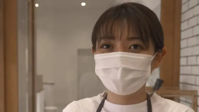 या महिलेने शोजीला आपल्या कॅफेत बसण्यासाठी बोलावलं