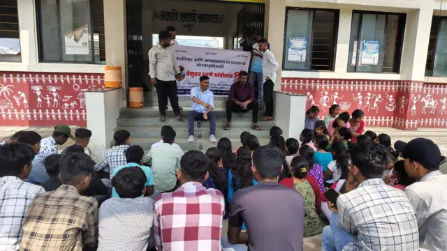आंदोलनाला बसलेले विद्यार्थी