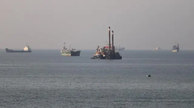 Seis barcos navegan el lunes por el estrecho de Ormuz, cerca de Bandar Abbas (Irán).