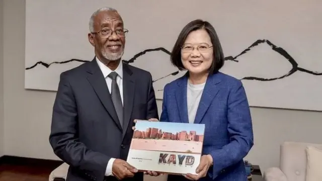 Faratoon waa wasiirkii isku xiray Somaliland iyo Taiwan ee ka dambeeyay in xiriir wanaagsan ay wada yeeshaan.