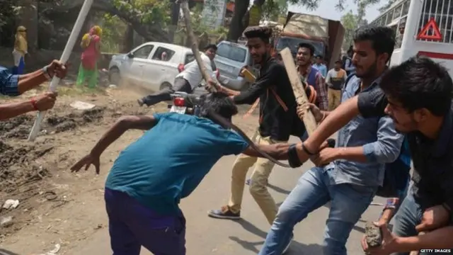 ఏప్రిల్ 2న దళితుల భారత్ బంద్ సందర్భంగా ఓ నిరసనకారుడిని కొంత మంది బెల్టులతో కొడుతున్న దృశ్యం