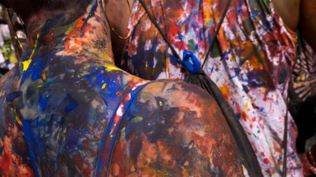 Перемазанные краской зрители карнавала