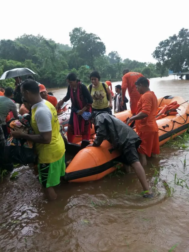 प्रवाशांची सुटका