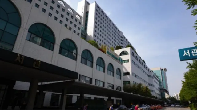 서울아산병원은 당시 응급실에 뇌출혈 수술을 할 수 있는 신경외과 의사가 없었다고 설명했다