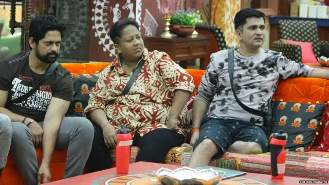 अभिनेत्री आरती सोळंकी आपल्या सहकाऱ्यांसह