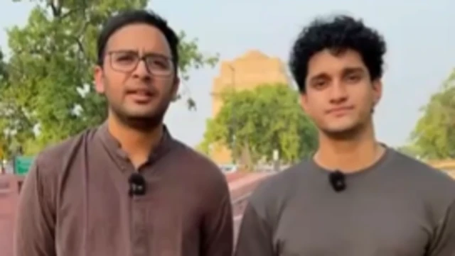 कॉकरोच जनता पार्टी के प्रवक्ता आशुतोष रांका (बाएं) और सौरव दास