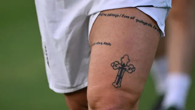 arnautović, tetovaža na nozi arnautovića