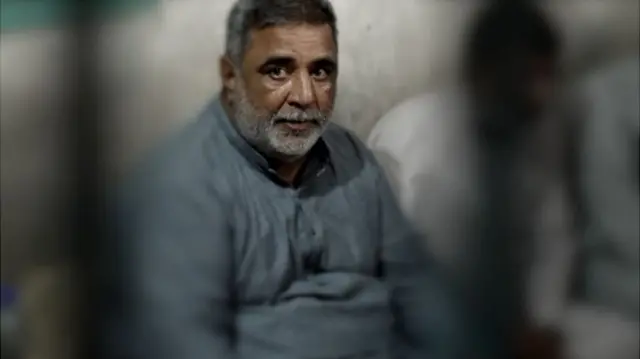 Husnain Shah na ɗaya daga cikin mazan nan 16 dake tsare a dakin aje masu laifi na ofinshin ƴan sandan Punjab da ake zargin suna da hannu wajen safarar mutane.