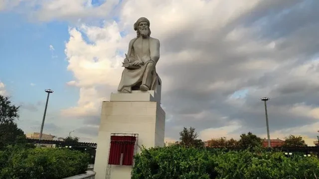 جلال الدین رومی کا مجسمہ 