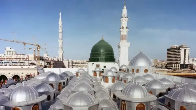 મદીનામાં મસ્જિદે-એ-નબવી છે જ્યાં શ્રદ્ધાળુઓ નમાજ પઢે છે