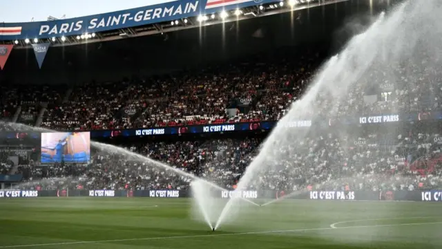 Полив газонів на стадіоні у Франції