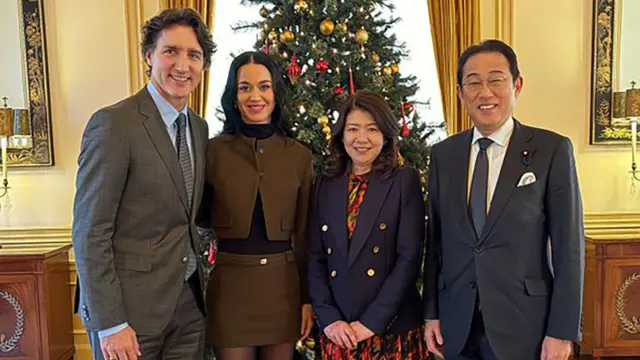 Justin Trudeau, Katy Perry, Fumio Kishida, n'umugore we, Yuko mu cyumba kigaragaramo umutako w'igiti cya Noheli.