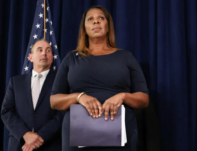 المدعي العام لولاية نيويورك ليتيتيا جيمس خلال مؤتمر صحفي