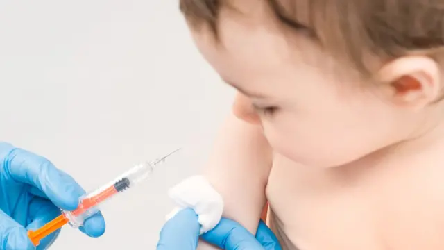 Bebé recibiendo vacuna