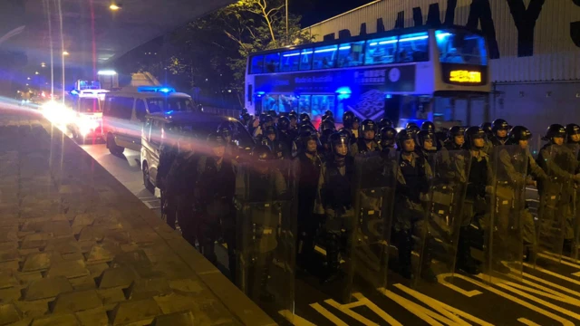 防暴警察抵达中联办。