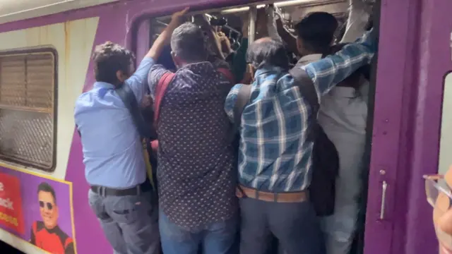 पीक अवर्समध्ये सकाळी लोकल ट्रेन्स तुडुंब भरलेल्या असतात.