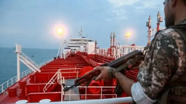 یکی از نیروهای سپاه به روی عرشه نفتکش توقیف شده بریتانیا