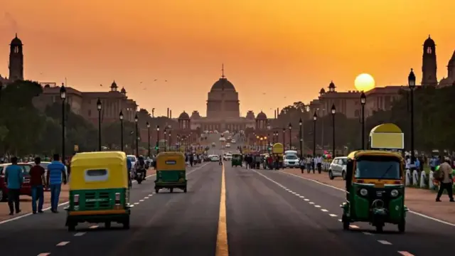 مېرمن هانا پلان لري چې کلکتې ته د تګ پر مهال له پلازمېنې ډیلي څخه تېر شي.