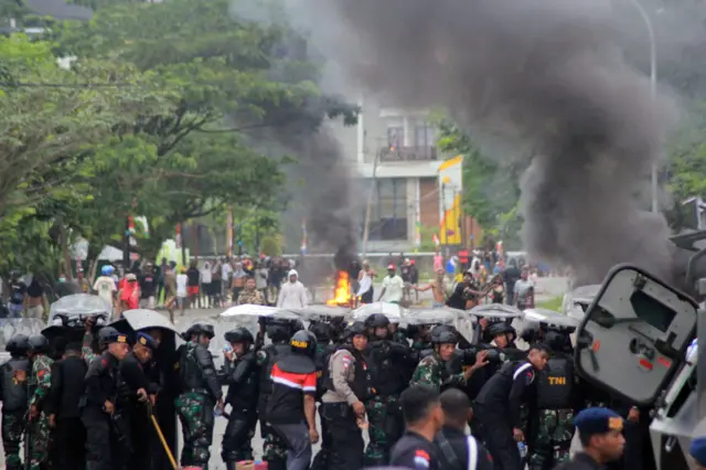 Prajurit TNI dan anggota kepolisian berjaga saat aksi unjuk rasa di Kota Sorong, Papua Barat Daya, Rabu (27/8/2025). Aksi tersebut menolak pemindahan persidangan empat orang tahanan makar ke Makassar.