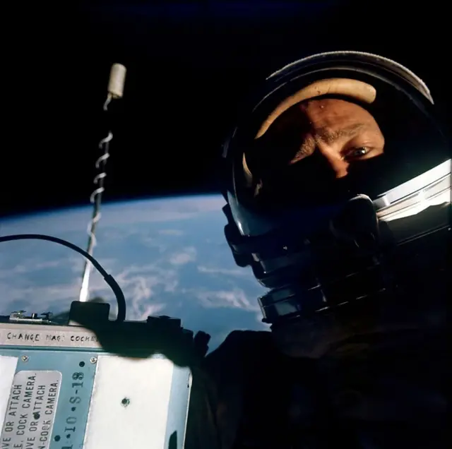 บัซ อัลดริน ถ่ายเซลฟีระหว่างการเดินอวกาศภาพแรกของโลก ในภารกิจ Gemini XII