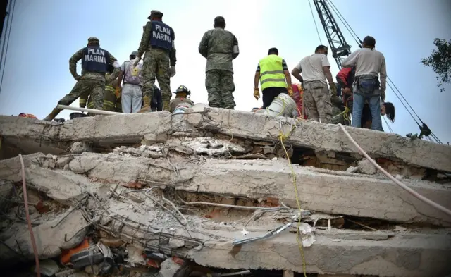 برخی از ساختمانها در پایتخت کاملا ویران شدهاند.