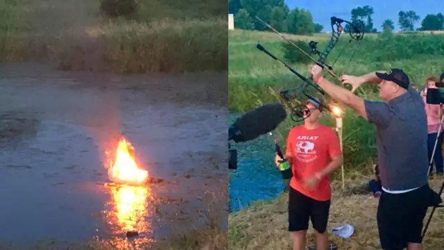 Arquero disparando una flecha a un barco en el ritual nórdico de cremación que hicieron en honor a Garrett