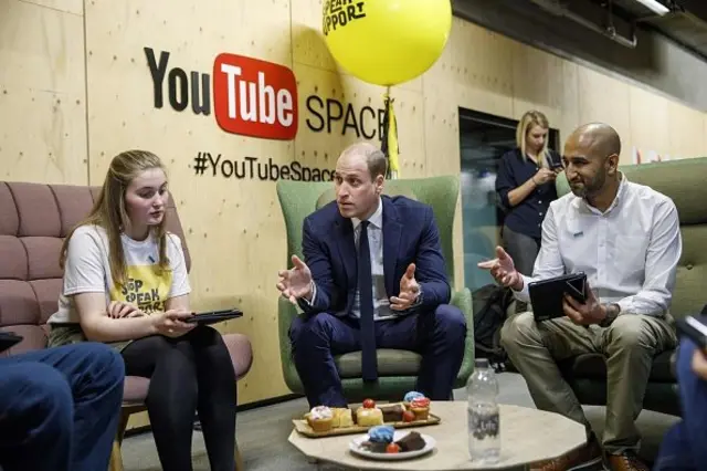 Pangeran William saat bertemu dengan relawan dari National Society for the Prevention of Cruelty to Children (NSPCC) saat kunjungannya untuk meluncurkan kampanye anti-cyberbullying di markas Google dan YouTube cabang London