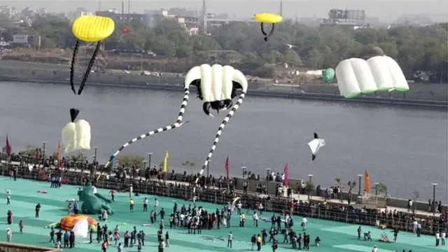 आंतरराष्ट्रीय पतंगमहोत्सव अनुभवण्यासाठी जगभरातून पर्यटक येतात.