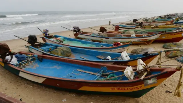 கஜா புயலை ஒட்டி கரையில் காத்திருக்கும் படகுகள்.