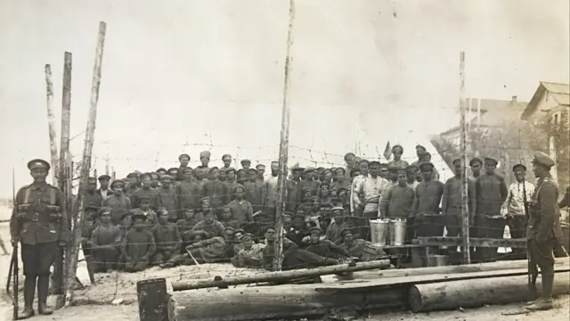 Арестанты лагеря в поселке Березник Архангельской области времен интервенции