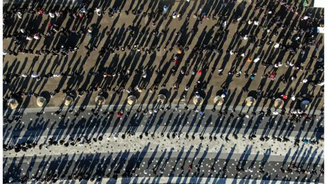 2일 오후 서울 마포구 월드컵공원 평화광장에 마련된 임시선별검사소에서 시민들이 코로나19 검사를 받기 위해 길게 줄 서 있다