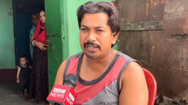 डब्लू कुमार शाह के मुताबिक़ साल 2016 में बुरहान वानी की मौत के बाद कश्मीर घाटी का माहौल अशांत हो गया था, उसके बाद उन्होंने कश्मीर से लौटने का फ़ैसला किया.