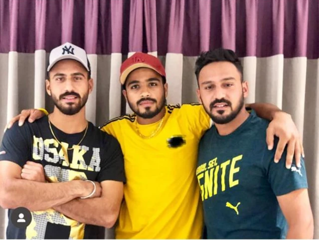 ਕ੍ਰਿਕਟਰ ਪ੍ਰਭਸਿਮਰਨ ਸਿੰਘ ਦੀ ਆਪਣੇ ਭਰਾਵਾਂ ਨਾਲ ਤਸਵੀਰ