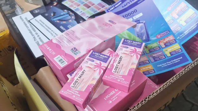 Caixas cor de rosa de cigarros eletrônicos apreendidos pela Polícia Federal