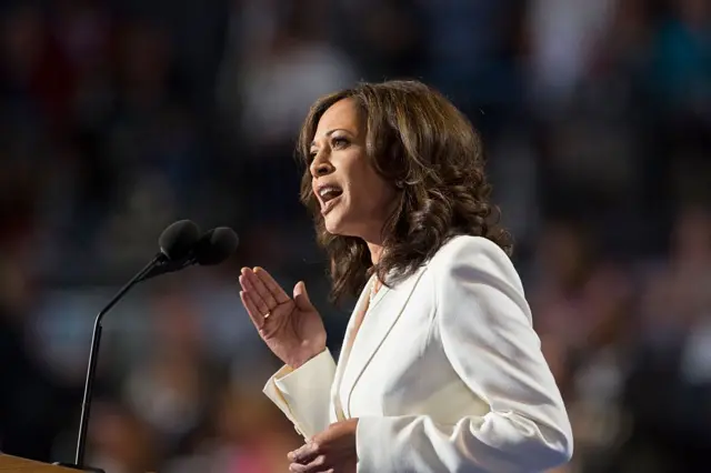 Kamala Harris gesticulando enquanto discursa 