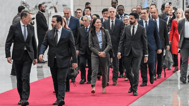 Suriyanın xarici işlər naziri Şeybani 4 dekabr 2025-ci ildə Dəməşqdəki prezident sarayında BMT Təhlükəsizlik Şurasının nümayəndə heyəti ilə görüşdü.