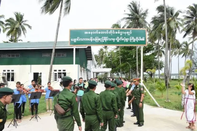 ချောင်းသာကမ်းခြေကို ရောက်လာ သူတွေကို အနောက်တောင်တိုင်းစစ်ဌာနချုပ် တိုင်းမှူး က ကြိုဆို