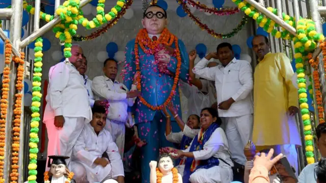 संविधान बदलाच्या चर्चा, मतदारांच्या मानसिकतेवर या निवडणुकीच्या काळात परिणाम करत आहेत.