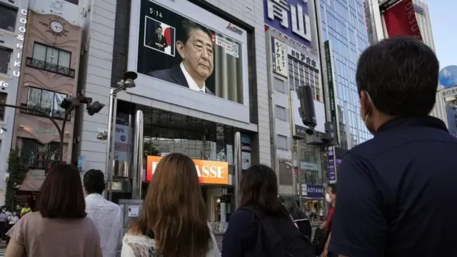 Warga di Shinjuku Tokyo mendengar pengunduran diri Abe.