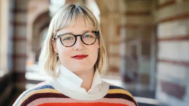 Професорска Сара Робертс мисли да владе морају да натерају онлајн издаваче да се доведу у ред