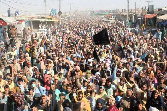 صدها تن از جمله شهروندان پاکستانی در نزدیکی گذرگاه مرزی چمن